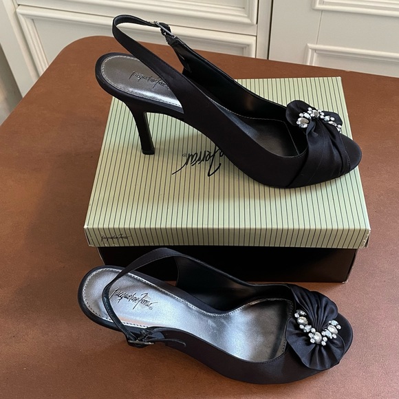 Jacqueline Ferrar Abigail peep toe pumps size 9.5- black satin- worn 1 time - Picture 3 of 7